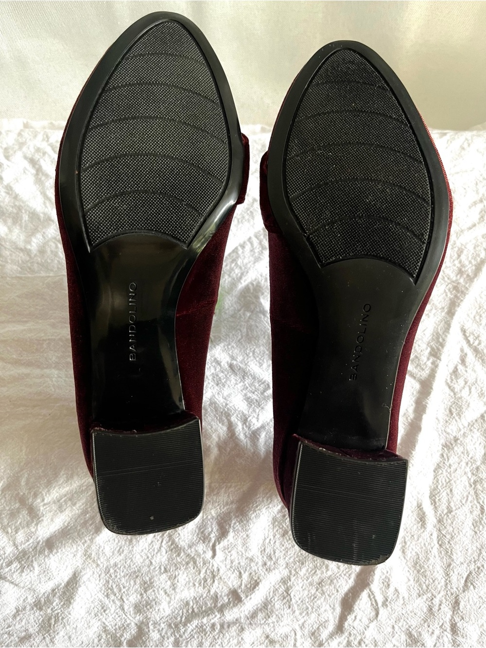 NWOT Bandolino Burgundy Velvet Loafer Pumps Gold Logo Block Heel 6.5 - Picture 9 of 9